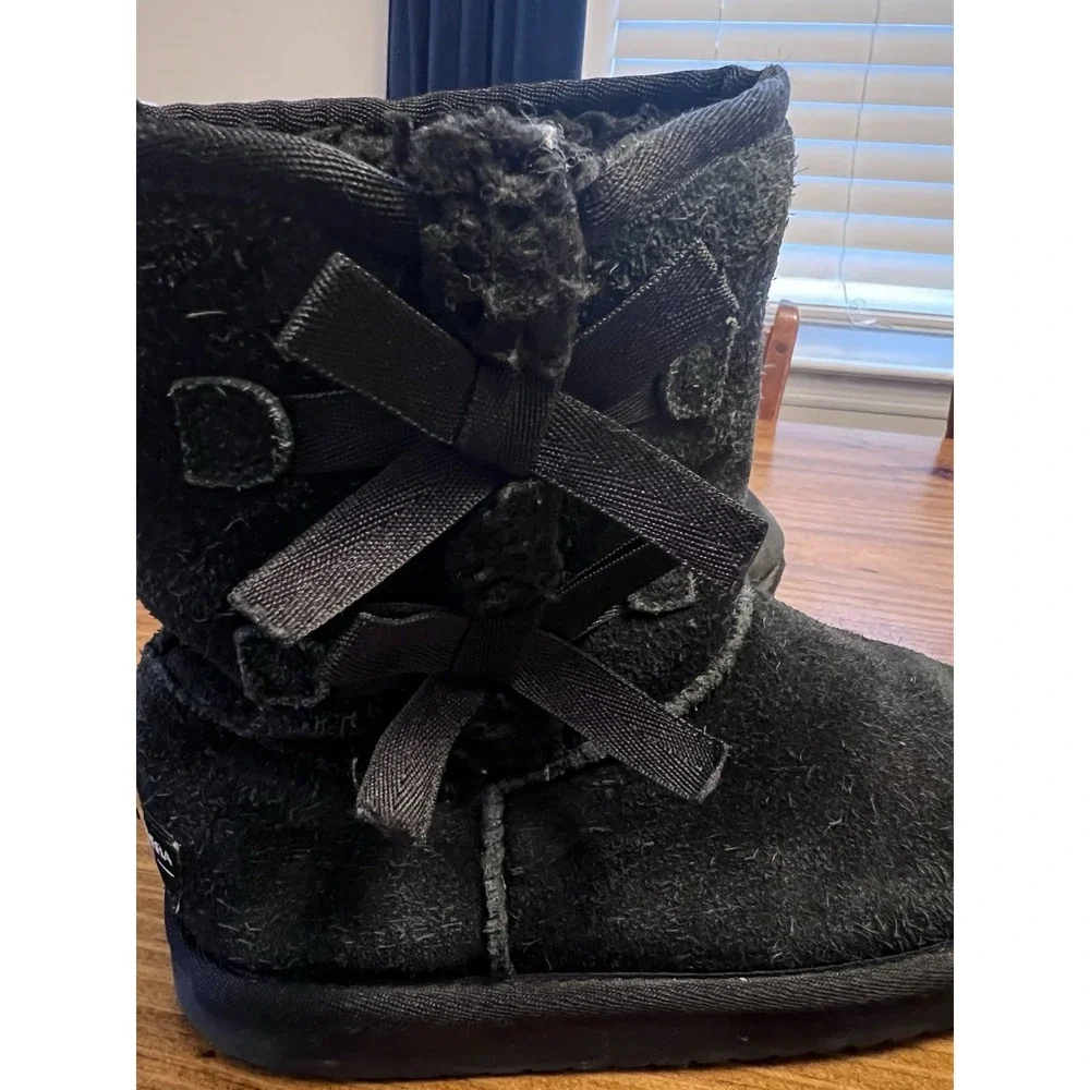 Koolaburra by Ugg Boots black Girls size 3 Fur and Bows Trim Good Preowned